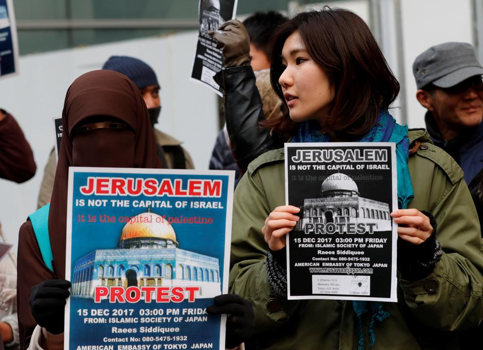 20tree9's tweet photo. Protesters hold banners during a rally against US President Donald Trump's recent Jerusalem decision, near the US embassy in Tokyo, Japan, December 15, 2017. ( Reuters )
https://t.co/4jXH4o9gNP https://t.co/6DJpM1NJuf