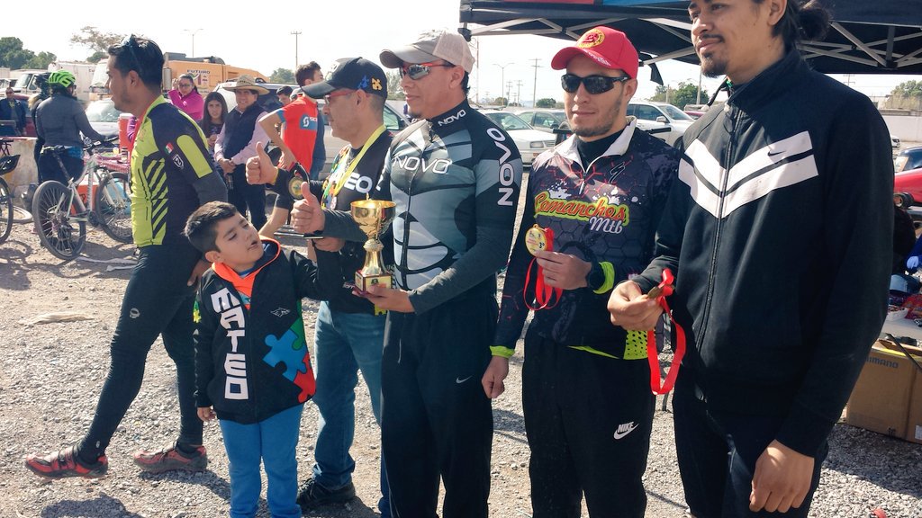 ComanchesMTBMx's tweet photo. Comanches presentes en la carrera de #Ocotillo2017; felicitamos a nuestro compañero y amigo @RICKIIMOLINA por haber obtenido tercer lugar en la categoría Principiantes Varonil Libre!
Enhorabuena y a seguir rodando amigos. #mtblife #mtb #mountainbiking #bike #scott #cyicling https://t.co/nTTrKKhHmO