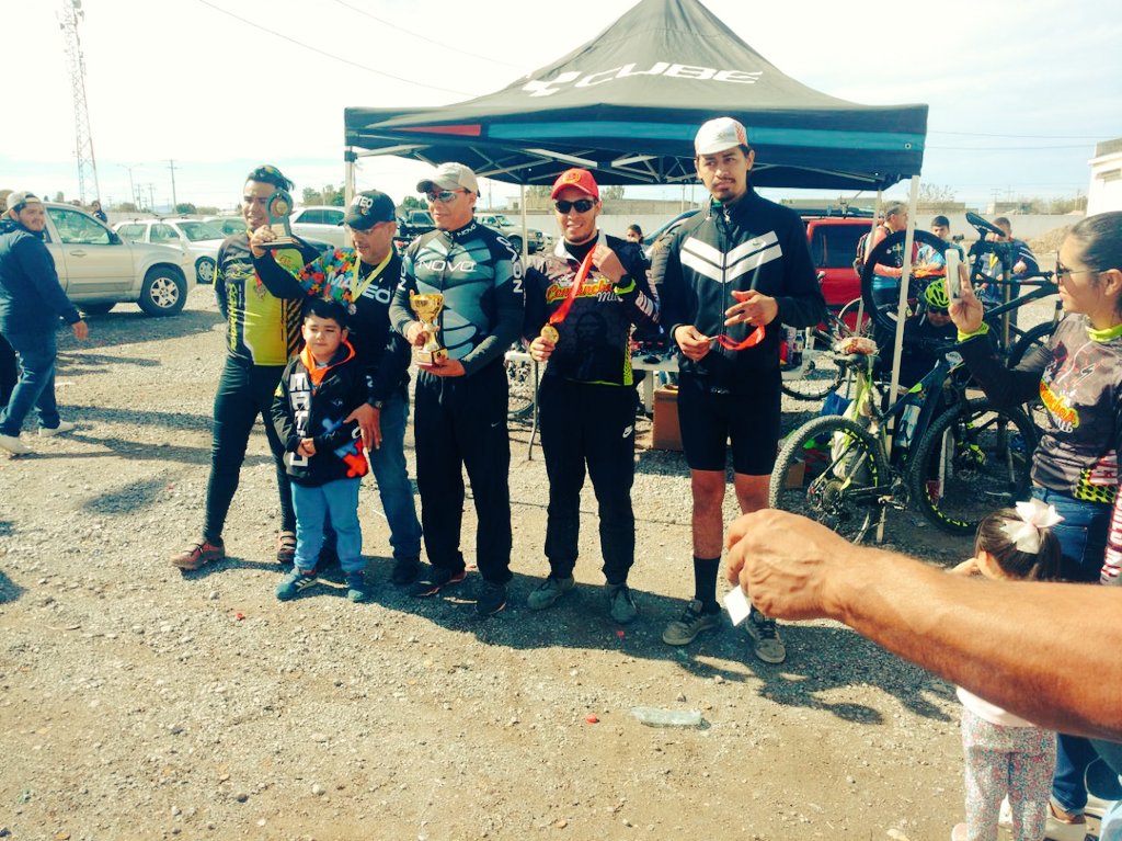 ComanchesMTBMx's tweet photo. Comanches presentes en la carrera de #Ocotillo2017; felicitamos a nuestro compañero y amigo @RICKIIMOLINA por haber obtenido tercer lugar en la categoría Principiantes Varonil Libre!
Enhorabuena y a seguir rodando amigos. #mtblife #mtb #mountainbiking #bike #scott #cyicling https://t.co/nTTrKKhHmO