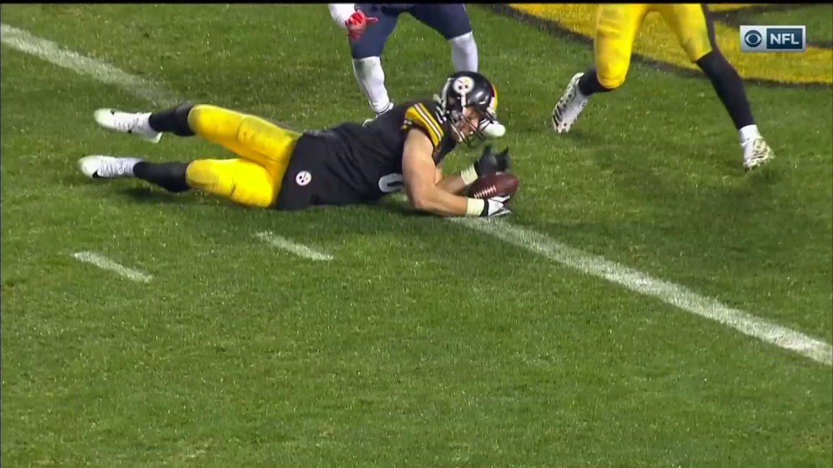 YahooSports's tweet photo. Not a catch ¯\_(ツ)_/¯ #NEvsPIT https://t.co/y3uWOI4Aoz