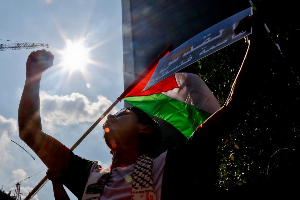 20tree9's tweet photo. Protesters demonstrate in front of the US Embassy in Kuala Lumpur, Malaysia, Friday, December. 15, 2017. ( AP )
https://t.co/4jXH4o9gNP https://t.co/Ome5Qi7zZY
