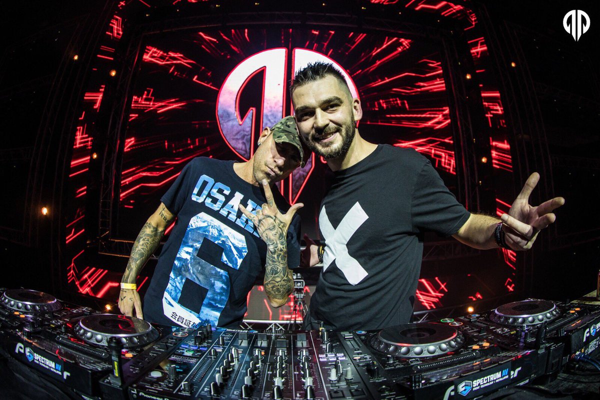 🤘😎🤘 <a href="/HighVoltage_RAW/">High Voltage</a>