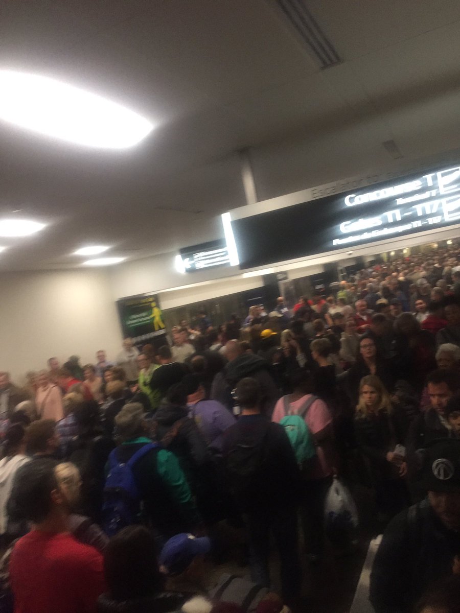 Kvng_keyon's tweet image. Boooiii when I tell y&apos;all it was deep at the #atlairport during that power outage 😭 this 1 pic won&apos;t even do it justice #timeforanewjob