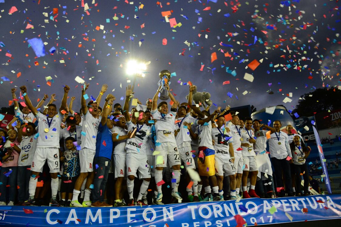 oscarortizsv's tweet photo. El @AlianzaFC_sv ha sido un justo ganador y que bueno por su afición. El @santateclafc también hizo una buena temporada y hoy ganamos el torneo de reserva. Vamos a seguir con este proceso, me siento orgulloso de ser fundador de este proyecto en el 2007. https://t.co/gtXOTgmbel
