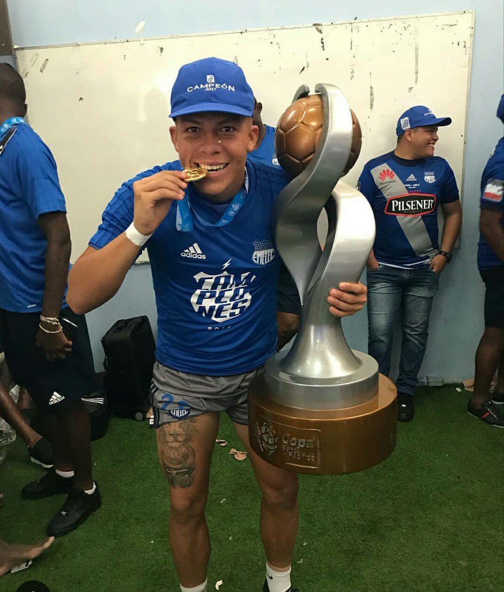 genteazulec's tweet photo. Emelec Campeón 2017 🏆 #GenteAzul https://t.co/yJ2dB8UBv3