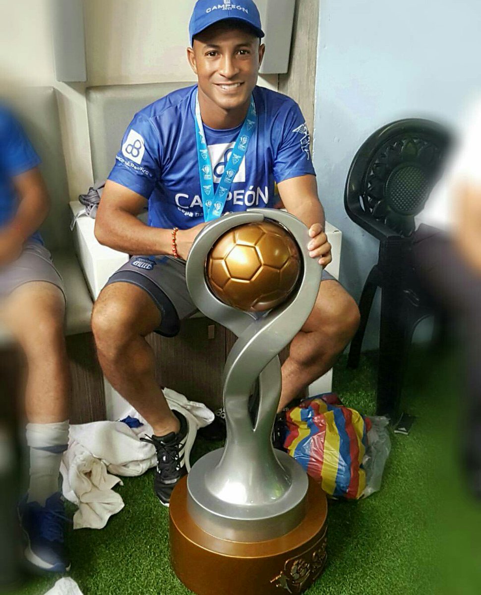 genteazulec's tweet photo. Emelec Campeón 2017 🏆 #GenteAzul https://t.co/yJ2dB8UBv3