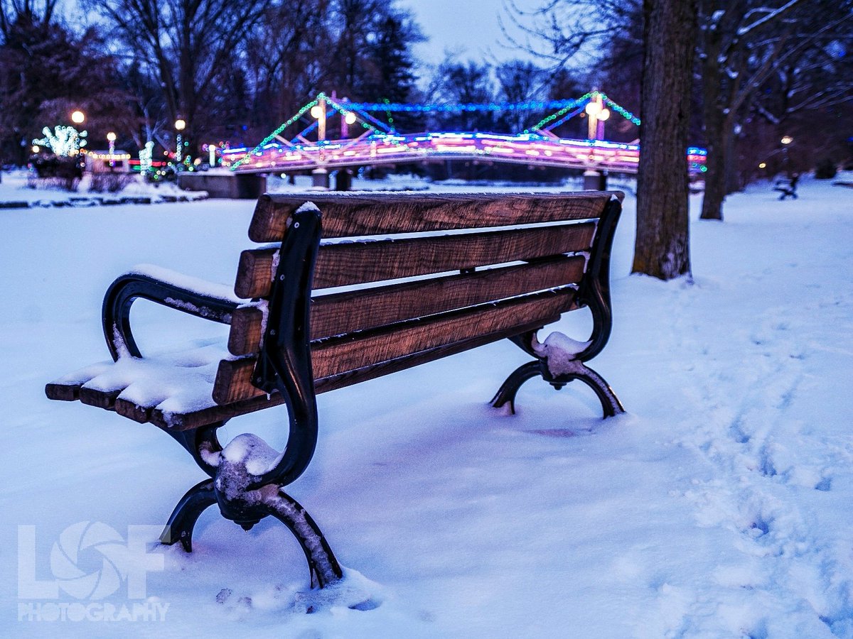 Winter wonderland in Victoria Park
#victoriapark #DTKlove
#winter #snow #christmaslights #LOFphotography