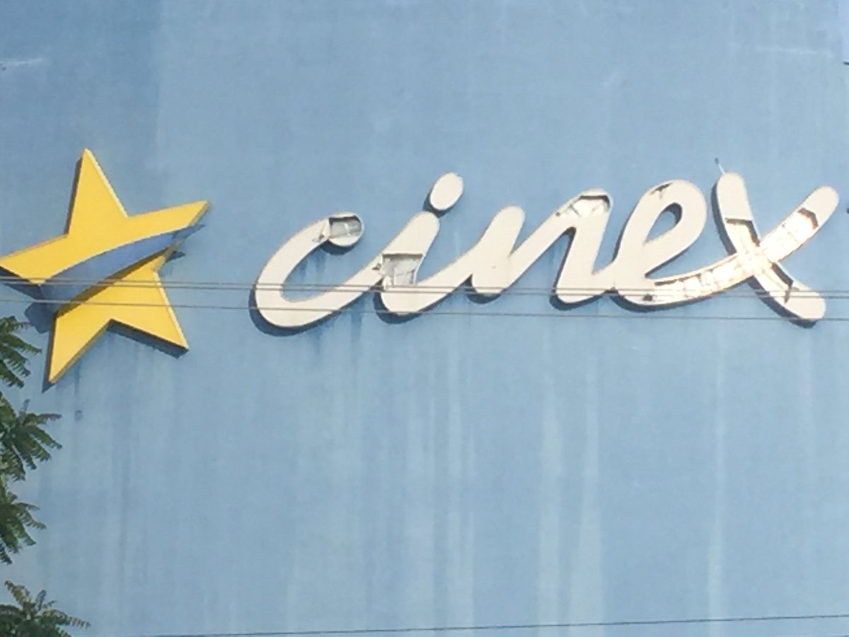 puzzlegas's tweet photo. Cambio de lona y pintura para letras corpóreas @CinexVe en el @ccmetropolis en Barquisimeto #puzzlegas #cinex #ccmetropolis https://t.co/KFGH1EnmPE