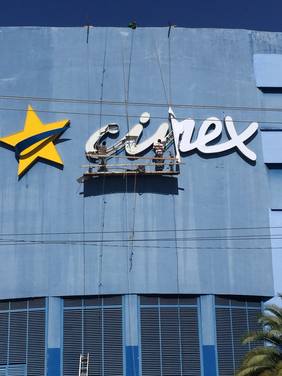 puzzlegas's tweet photo. Cambio de lona y pintura para letras corpóreas @CinexVe en el @ccmetropolis en Barquisimeto #puzzlegas #cinex #ccmetropolis https://t.co/KFGH1EnmPE