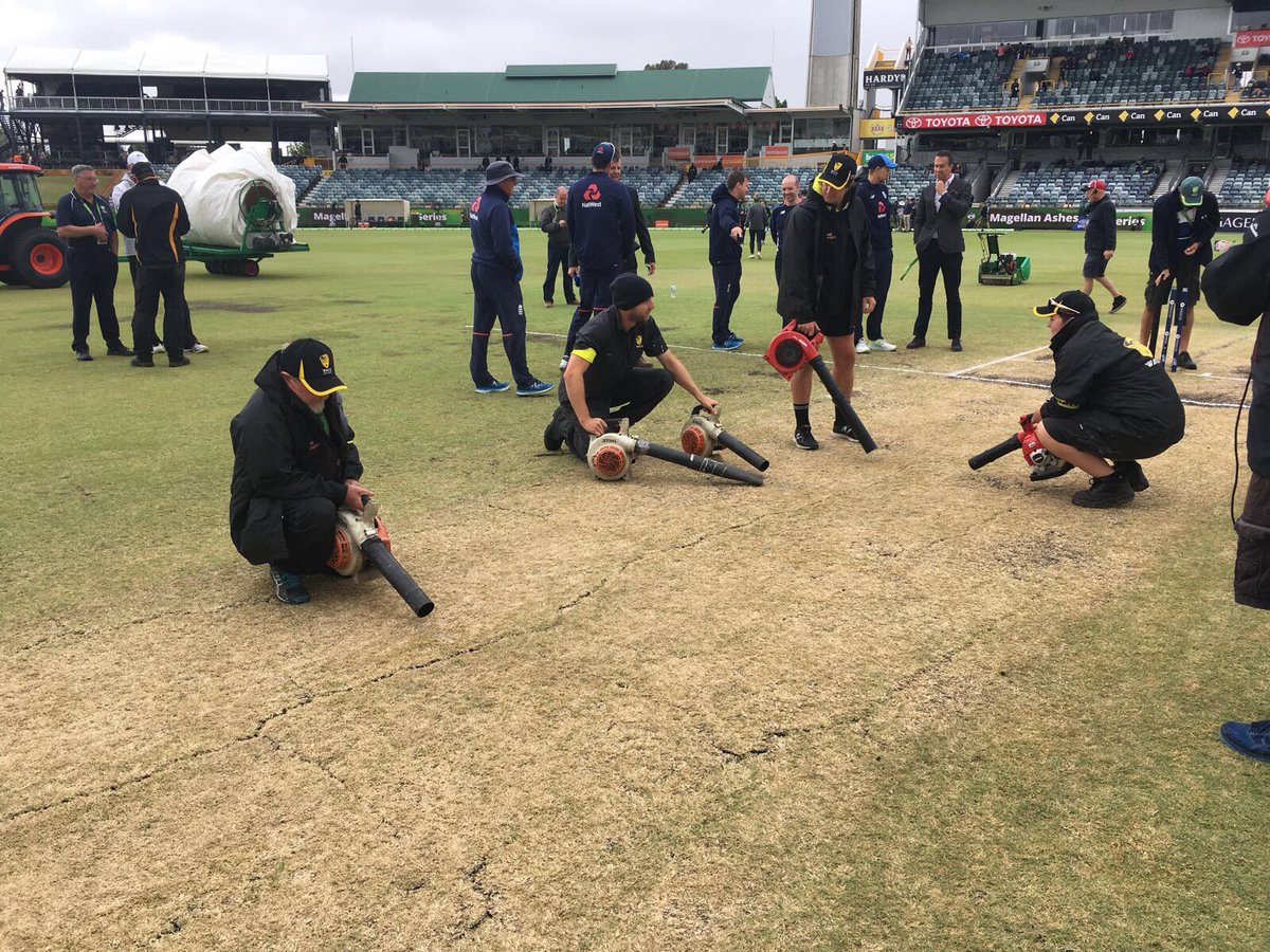 Ashes 2017/18: Watch - Groundsman Floored by Rain Covers at the WACA