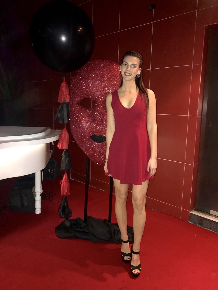 monicaviqu's tweet photo. When in doubt wear red ❤️❤️❤️ https://t.co/Wrt7eXSfHS