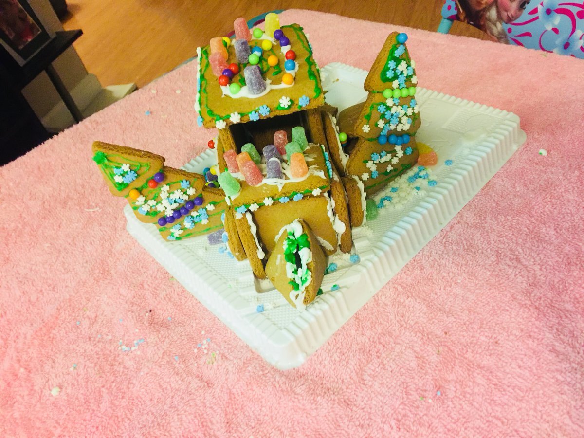 jesspebblez's tweet photo. #GingerbreadTrain  🍪🍪🚂 😬 https://t.co/ZtDEY0iQ5b