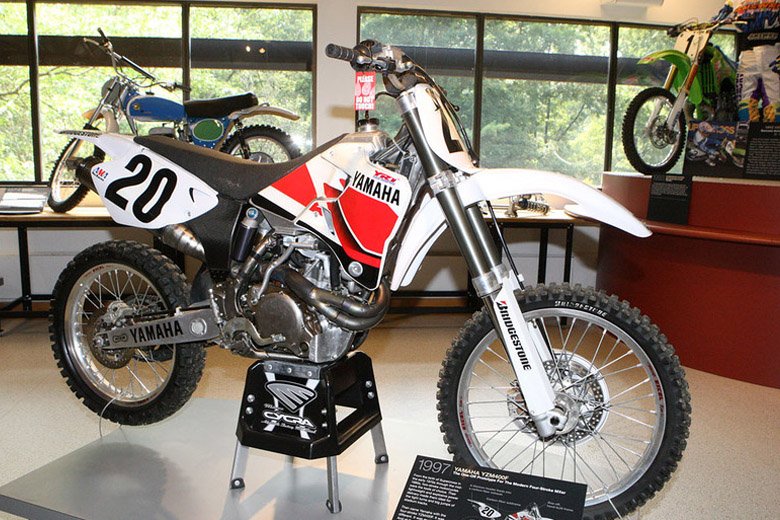 24Stroke's tweet photo. motocross 4-tak? siapa lebih duluan? https://t.co/pLGubEfo1v https://t.co/ekpcpLprZk