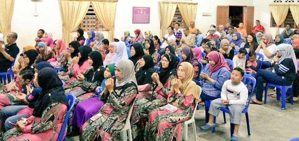BN4Rakyat's tweet photo. Hari minggu yang padat buat DS. @AbHamid32 https://t.co/nvS6GKzPoO #Kuantan #P083 #BN4Kuantan #NegaraKu bersama penduduk setempat 👍🏼 https://t.co/FtrAykoeT3