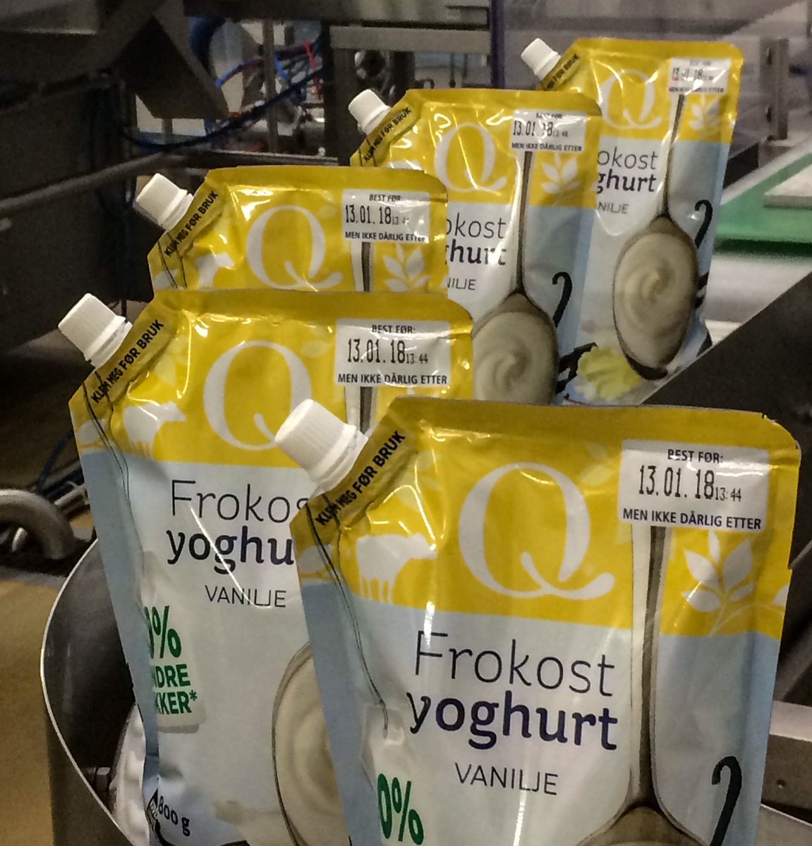 QBentM's tweet photo. Ket og Jai fra @QMeieriene Gausdal viser frem verdens første poseyoghurt med #menikkedårligetter stempel. #matsvinn @MetteNHavre @matvett_no @TooGoodToGo_no @karl_johan @kardan67 @vkjuus @KIWISJEFEN @svleir @VidarHelgesen @SelinaJuul @LouiseKonsument @Nina_Jensen @ladypau https://t.co/R9EM4P1SEI