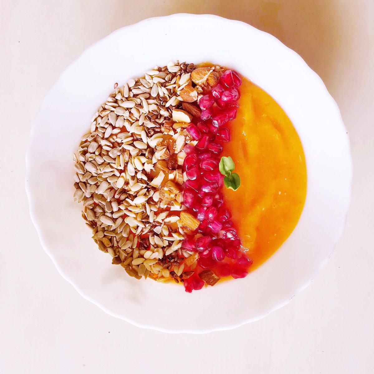 Guiltybytes's tweet photo. #MondayMotivation is my DIY breakfast in a bowl! #smoothie #breakfastinabowl #breakfast #guiltybytes https://t.co/NWkShNL2Q6