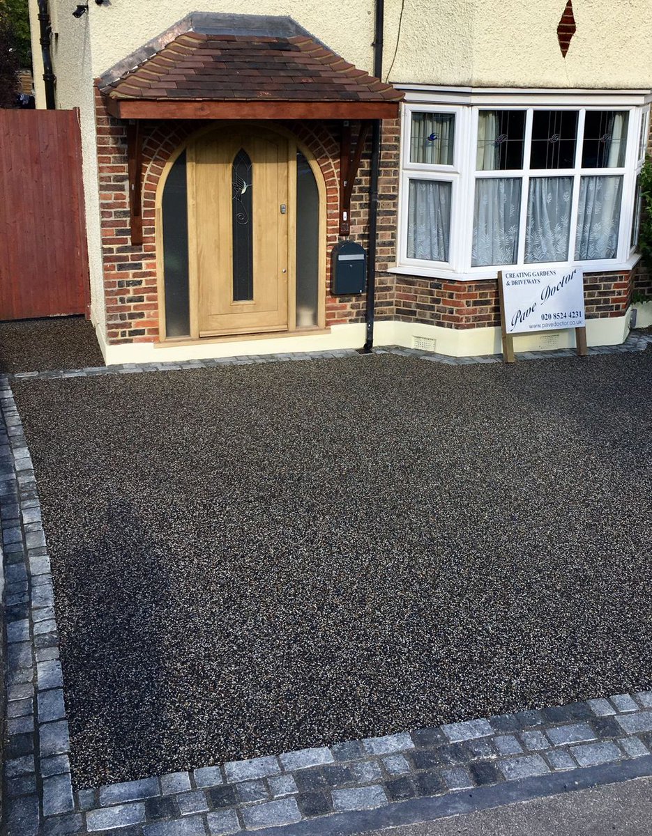 PaveDoctor's tweet photo. A driveway using resin bound gravel and edged with natural granite cobbles

#pavedoctor
#chingford
#london
#driveway https://t.co/6kAqTJHGE8