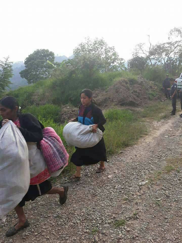 ElInformanteMX's tweet photo. Esto pasa en México no en Venezuela.

Obligados por hombres armados miles de indígenas en Chiapas abandonan sus casas.

Algunos niños y adultos desplazados ya han fallecido por frío y por hambre. https://t.co/UmBBGixUct