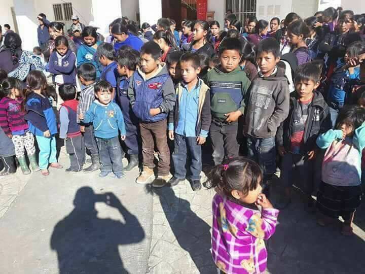 ElInformanteMX's tweet photo. Esto pasa en México no en Venezuela.

Obligados por hombres armados miles de indígenas en Chiapas abandonan sus casas.

Algunos niños y adultos desplazados ya han fallecido por frío y por hambre. https://t.co/UmBBGixUct
