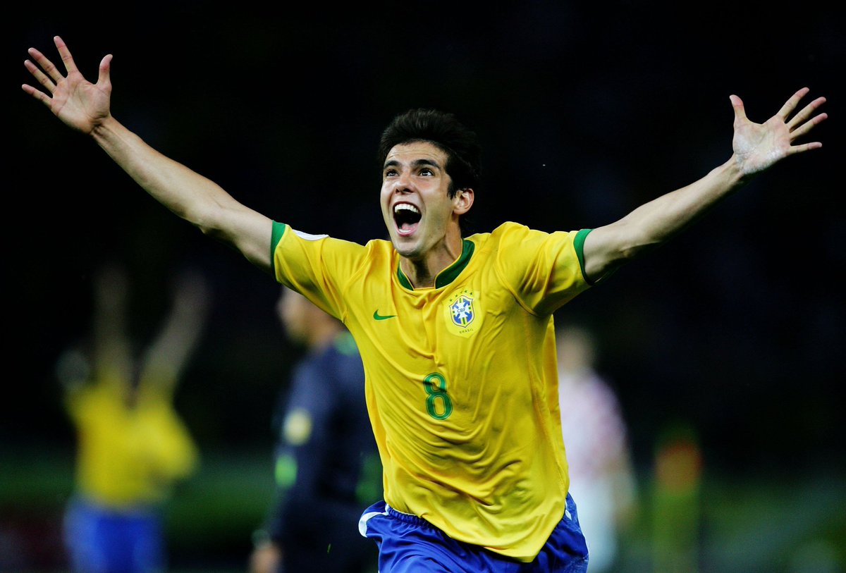 SiaranBolaLivee's tweet photo. ICYMI: Kaka 35th resmi gantung sepatu.
#Legend https://t.co/nJvhFibtDS