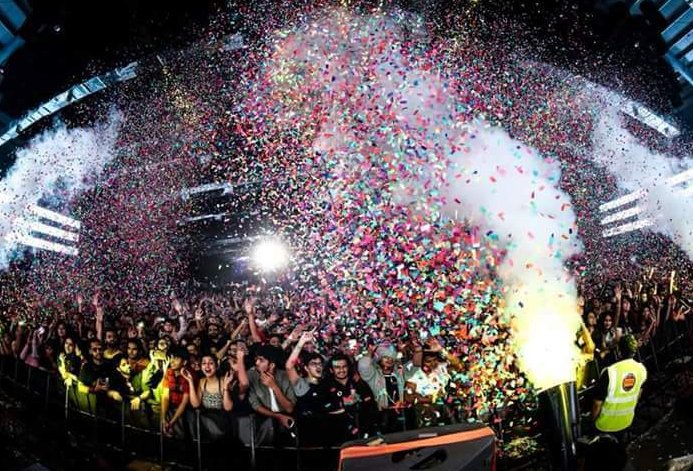 ArijitConnected's tweet photo. THIS CROWD IS NOT FOR A HERO OR SOMEONE OTHER.....THESE ALL PEOPLE ARE GEARED UP JUST FOR THE SINGING SENSATION THE DIAMOND STUB OF INDIAN MUSIC INDUSTRY AND PERFECT MUSICIAN OF THE WHOLE WORLD @raiisonai #ArijitSinghLive.....In Mumbai #EvcIndia.....Keep rocking #Our Idol... https://t.co/HEjn5lnR5X