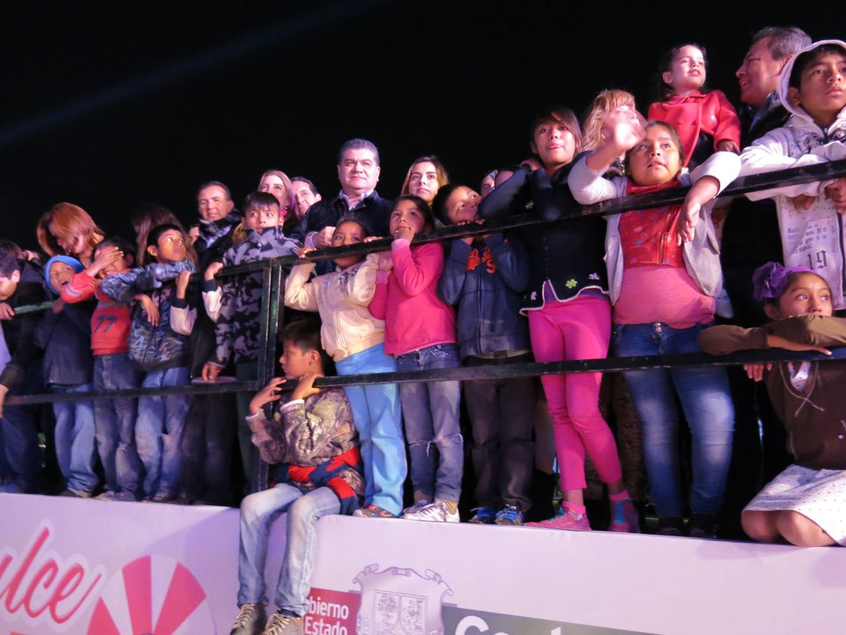 GobDeCoahuila's tweet photo. En un ambiente de paz y tranquilidad, más de 100 mil laguneros disfrutaron  del espectáculo "Dulce Navidad", tradicional desfile que se llevó a cabo por las principales calles del centro de #Torreón  y que fue encabezado por el Gobernador Miguel Riquelme Solís y su esposa. https://t.co/0gCkfxMMPe
