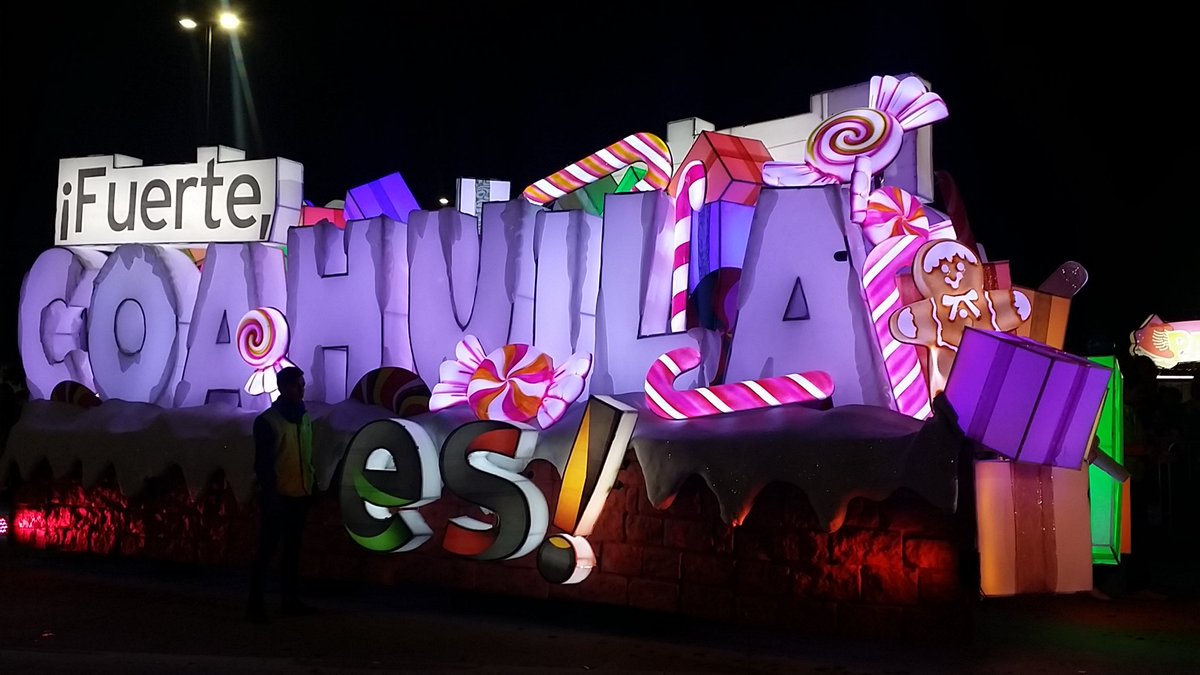 GobDeCoahuila's tweet photo. En un ambiente de paz y tranquilidad, más de 100 mil laguneros disfrutaron  del espectáculo "Dulce Navidad", tradicional desfile que se llevó a cabo por las principales calles del centro de #Torreón  y que fue encabezado por el Gobernador Miguel Riquelme Solís y su esposa. https://t.co/0gCkfxMMPe