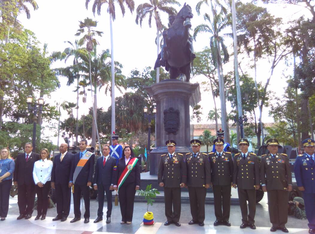 JhonnyColmena17's tweet photo. Junto a las Autoridades y poderes públicos, junto al pueblo, en la Plaza que lleva tu  nombre, Padre Bolívar, decimos Vivirás por siempre. https://t.co/nEYkWa6U0t