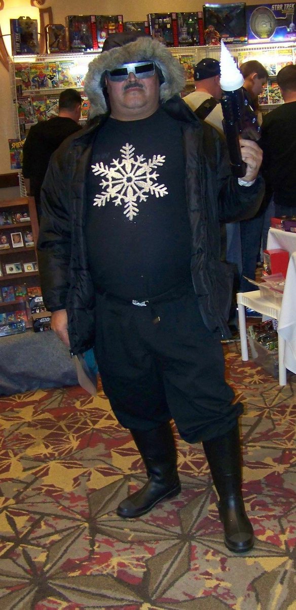 Kclovesjackie's tweet photo. Capt. Cold says “Freeze! at Charlotte winter Comicon 2017 #Charlottewintercomicon2017 https://t.co/Uj4KZohAKZ