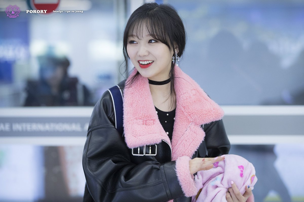PORORY1119's tweet photo. 171217 #러블리즈 #Lovelyz #부산 #팬사인회 #김해공항 #류수정 #Sujeong #RyuSujeong https://t.co/UqLVrcfNfF