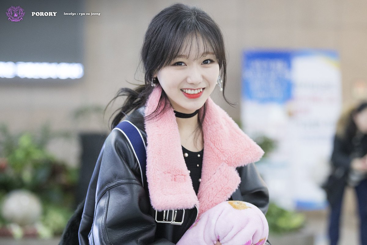 PORORY1119's tweet photo. 171217 #러블리즈 #Lovelyz #부산 #팬사인회 #김해공항 #류수정 #Sujeong #RyuSujeong https://t.co/UqLVrcfNfF