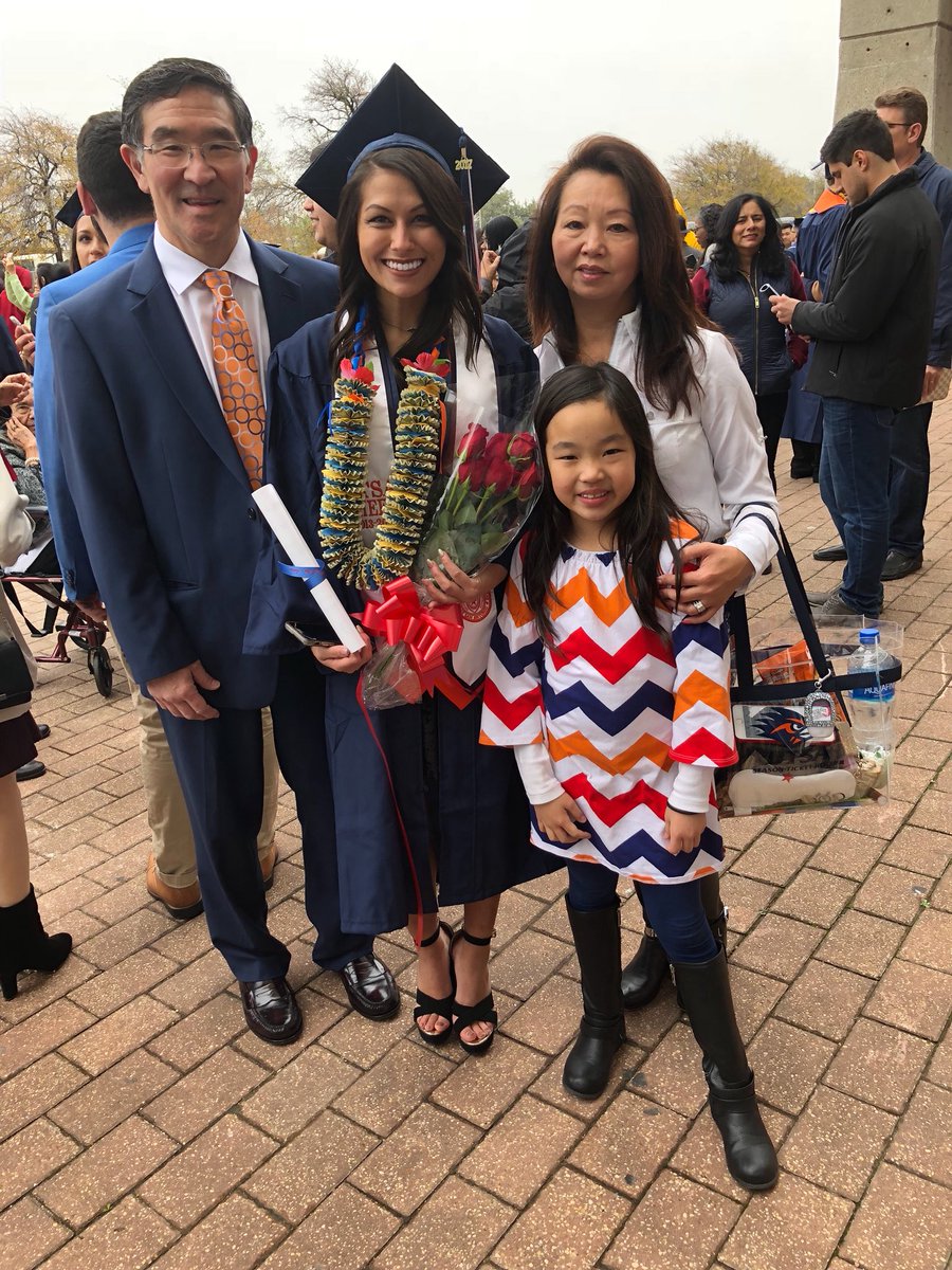 KiMeiDyoNoMo's tweet photo. Blessed and grateful for all of yalls love and support. I don’t know where I’d be without you! Thank you for everything. I love each and everyone of you so much👩🏽‍🎓💙🤙🏽 #UTSAGrad17 https://t.co/LZljbNNP6u