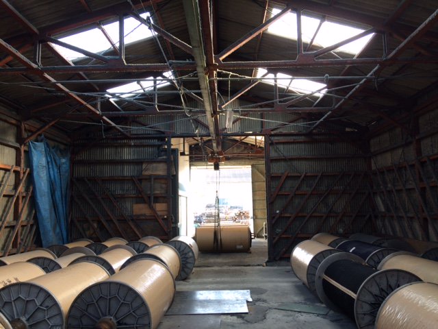 BichuBingoDenim's tweet image. [織られる待ち]
これから織機にセットされ，生地になる糸がまかれているビーム。
厳かに待っているように見えます。
#ジーンズ　#デニム　＃備中備後ジャパンデニムプロジェクト　#福山　#井原　#ジャパンデニム #デニム産地