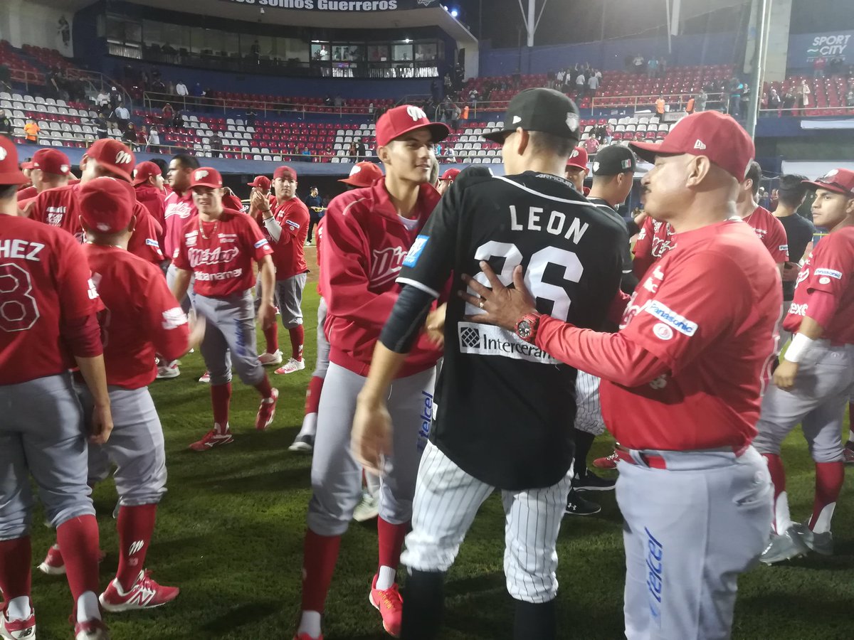 LMBBanorte's tweet photo. El espíritu de la Liga Invernal Mexicana es el desarrollo e inculcar el juego limpio. ¡Felicidades a @GuerrerosOax y su afición! #LIM2017 https://t.co/GKd3EoInGx