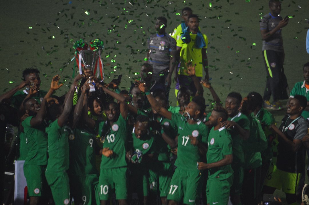 MuhAlkali8's tweet photo. Congratulations to the CHAN Eagles, deserving winner of the #NPFLInvitational2017 tournament.
Well-done to @LMCNPFL for a successful hosting, I also salute Kano FA Chairman @Ahlan_inuwa and the Good people of Kano for having Us through #AhlanCup #U13 #Match4IDP 👏👋 https://t.co/qTYwzgXQUP