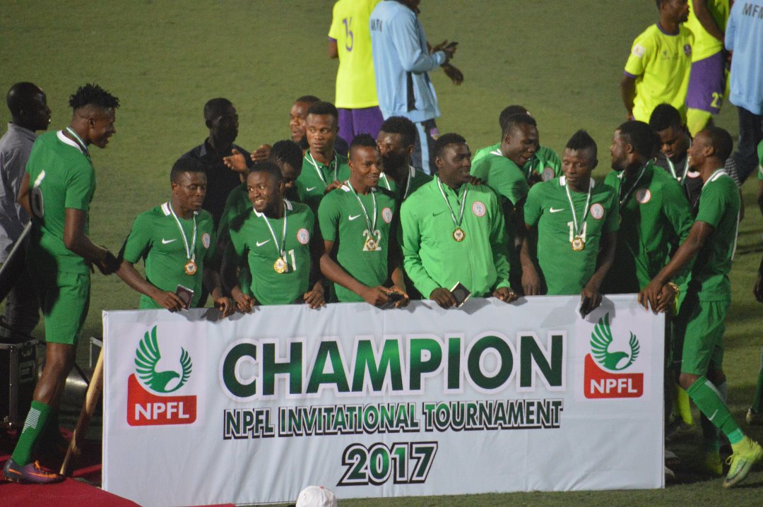 MuhAlkali8's tweet photo. Congratulations to the CHAN Eagles, deserving winner of the #NPFLInvitational2017 tournament.
Well-done to @LMCNPFL for a successful hosting, I also salute Kano FA Chairman @Ahlan_inuwa and the Good people of Kano for having Us through #AhlanCup #U13 #Match4IDP 👏👋 https://t.co/qTYwzgXQUP