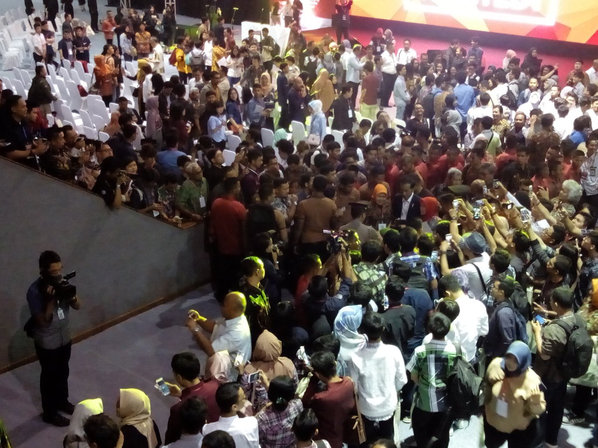 Belum cukup dengan sesi foto resmi, para peserta #EntrepreneursWanted pun menyerbu Bapak Presiden RI <a href="/jokowi/">Joko Widodo</a> untuk berselfie ria.