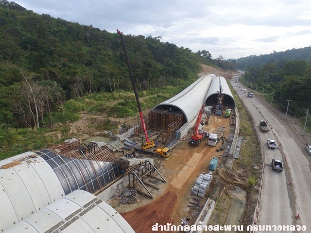 weeranan's tweet photo. ผู้รับเหมากำลังติดตั้ง 'แผ่นผนังอุโมงค์สัตว์ป่าข้ามทางหลวง' (Wildlife Overpass) เพื่อเ���ื่อมพื้นที่ป่าเ��าใหญ่และทับลานเข้าด้วยกัน ด้วยการก่อนถมดินบนอุโมงค์ และปลูกต้นไม้ให้สัตว์อาศัย ส่วนรถวิ่งลอดอุโมงค์ https://t.co/197BWjOyya