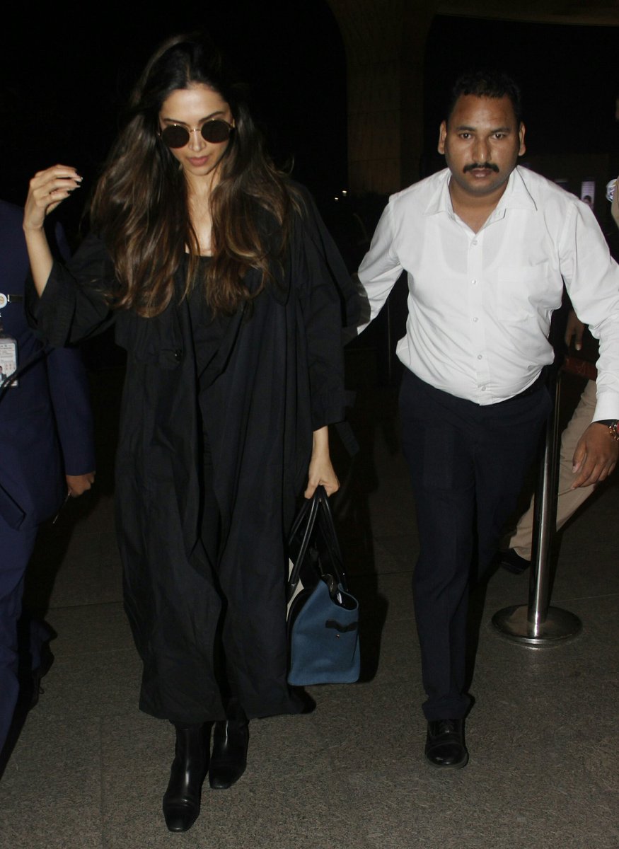 TeamDeepikaMY_'s tweet photo. UHQ - Deepika Padukone spotted at Mumbai airport on last Saturday https://t.co/zTQj0LYjDo
