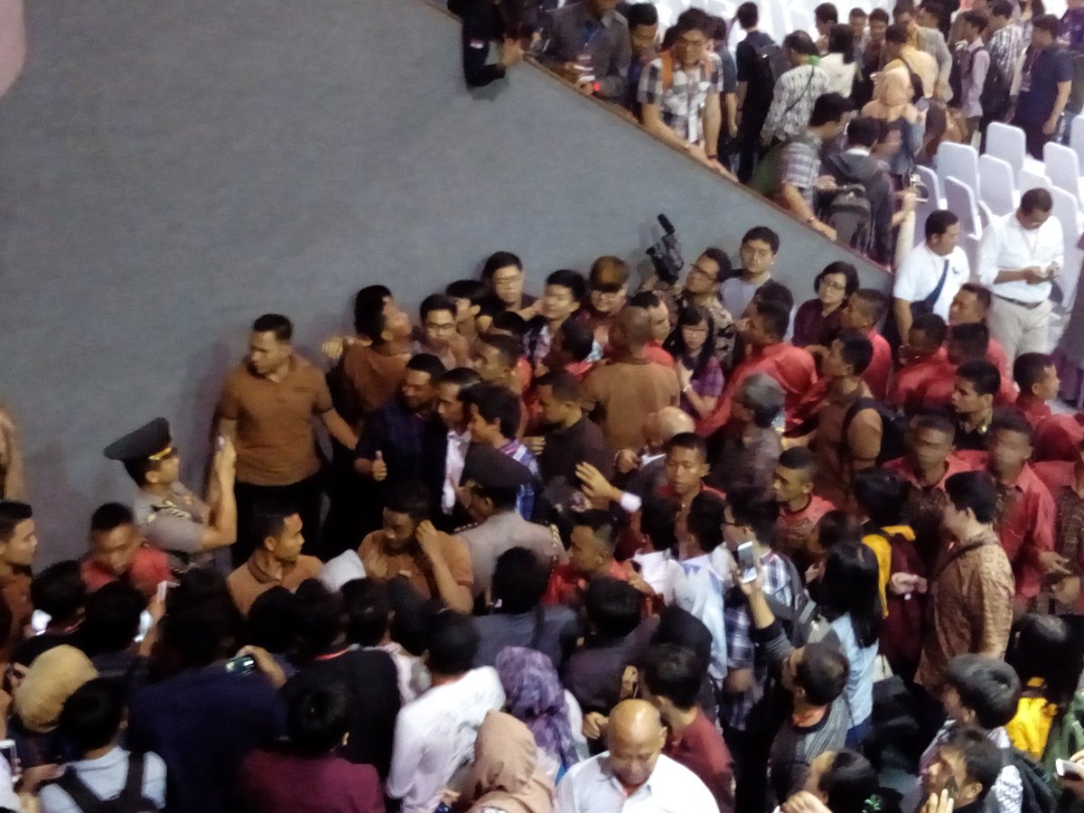 Seolah belum cukup dengan sesi foto resmi, para peserta berlomba-lomba berselfie ria bersama Presiden RI <a href="/Jokowi/">Joko Widodo</a> saat beliau berjalan keluar. #EntrepreneursWanted