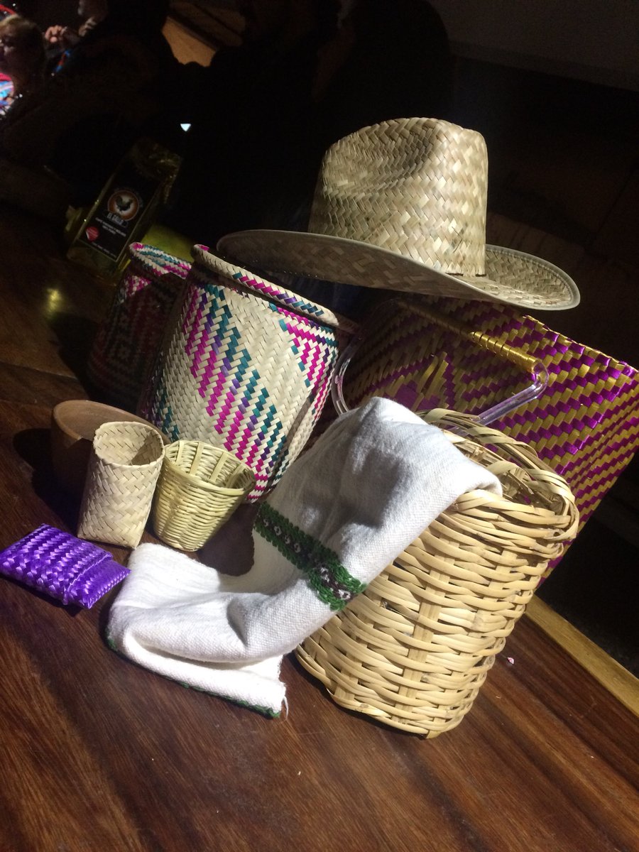 Oaxacanita's tweet photo. Y para cerrar el día de hoy, todos los participantes de #OC3MITDLabMx presentamos objetos típicos de nuestra región. Una vez más, reafirmamos la gran riqueza cultural de nuestro estado y lo orgullosos que nos sentimos de nuestras raíces. @MITEFMexico @dlab_mit @IODEMC_GobOax https://t.co/0UXpULfxRV