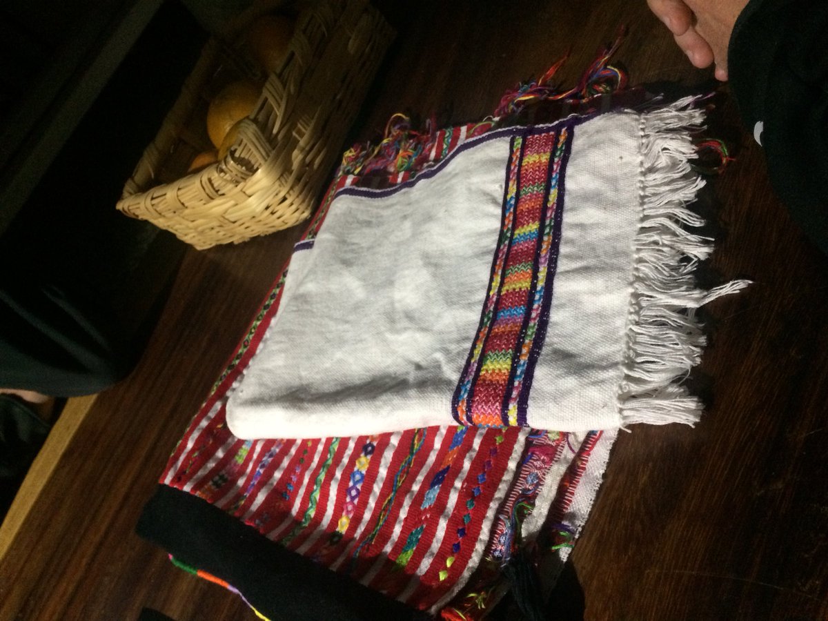 Oaxacanita's tweet photo. Y para cerrar el día de hoy, todos los participantes de #OC3MITDLabMx presentamos objetos típicos de nuestra región. Una vez más, reafirmamos la gran riqueza cultural de nuestro estado y lo orgullosos que nos sentimos de nuestras raíces. @MITEFMexico @dlab_mit @IODEMC_GobOax https://t.co/0UXpULfxRV