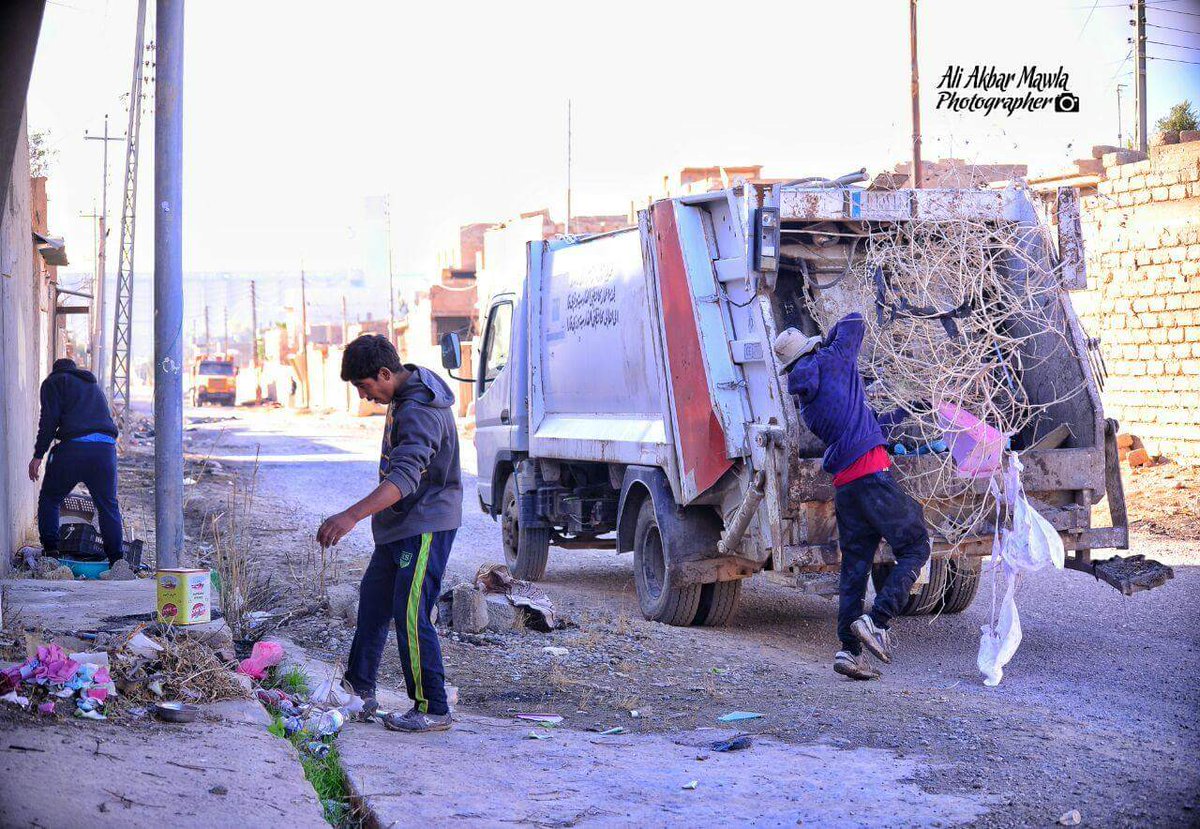 talafargate's tweet photo. كوادر بلدية تلعفر وبإشراف مباشر من مدير البلدية الأستاذ المهندس محسن حسين تباشر برفع نفايات أهالي مدينة تلعفر العائدين إلى مناطقهم بعد تنظيف منازلهم ، بالإضافة إلى استمرارها بـ تنظيف الدوائر الحكومية والمدارس في المدينة

📷 Ali Akbar Mawla

#بوابة_تلعفر https://t.co/sUuytJE5pk
