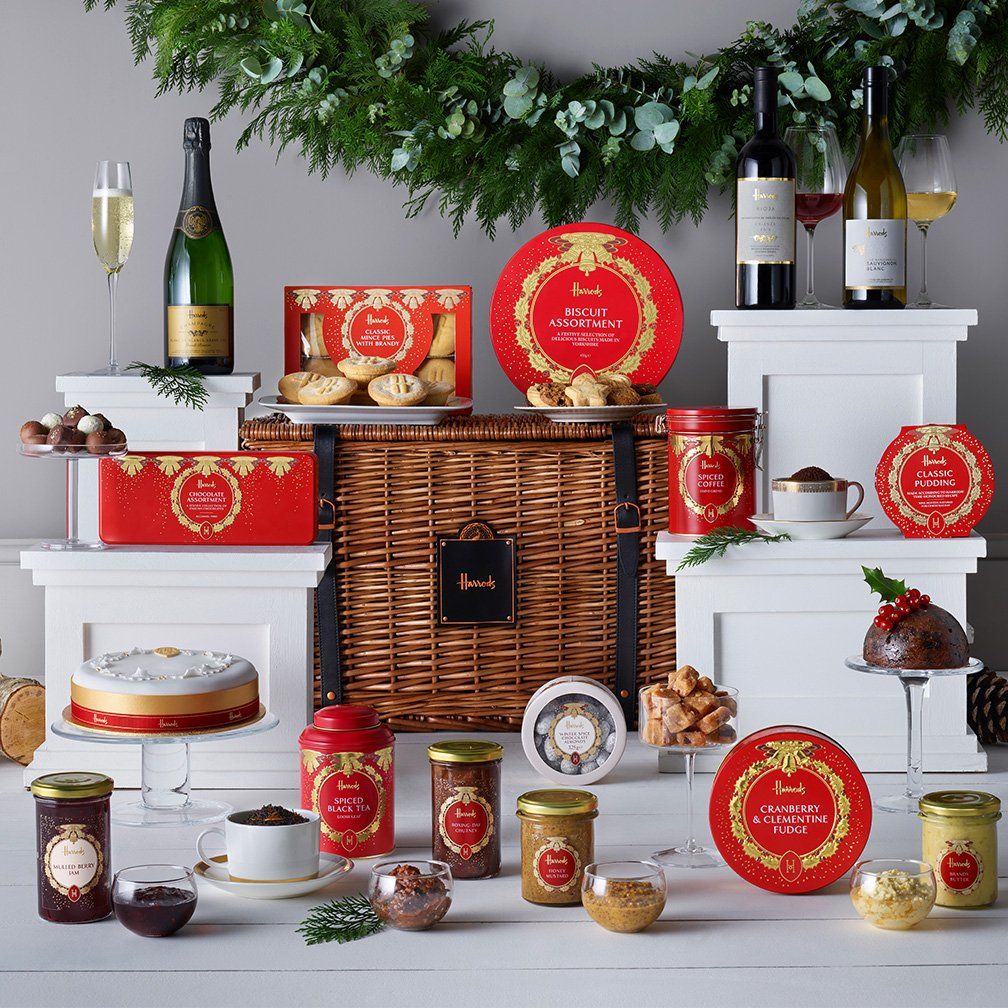 Isn't this the hamper of dreams! Christmas is on its way 🎄🎅🏻 <a href="/Harrods/">Harrods</a> on.harrods.com/2wKQ9Dt