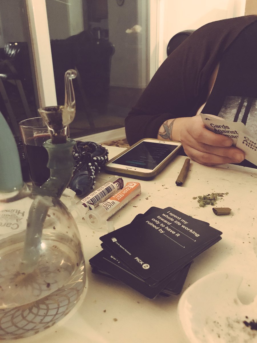 merrydaze_'s tweet photo. Weed and wine night for my best friends birthday #weed #winenight #bluntstoo https://t.co/cOtWF5fhmf