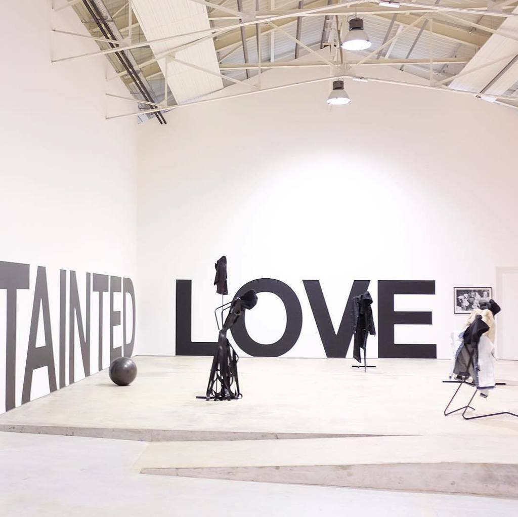 avouspoitiers's tweet photo. 📸 @paulmouginot
・・・
#TaintedLove exhibition & party for @confortmoderne reopening in #Poitiers, with @_alexico_ and @mcalban .
.
.
.
.
.
#contemporaryart #confortmoderne #art #Poitiers #gallery #vavadudu #sylviefleury https://t.co/sXRTYXCUcE https://t.co/KIr1TrZr90