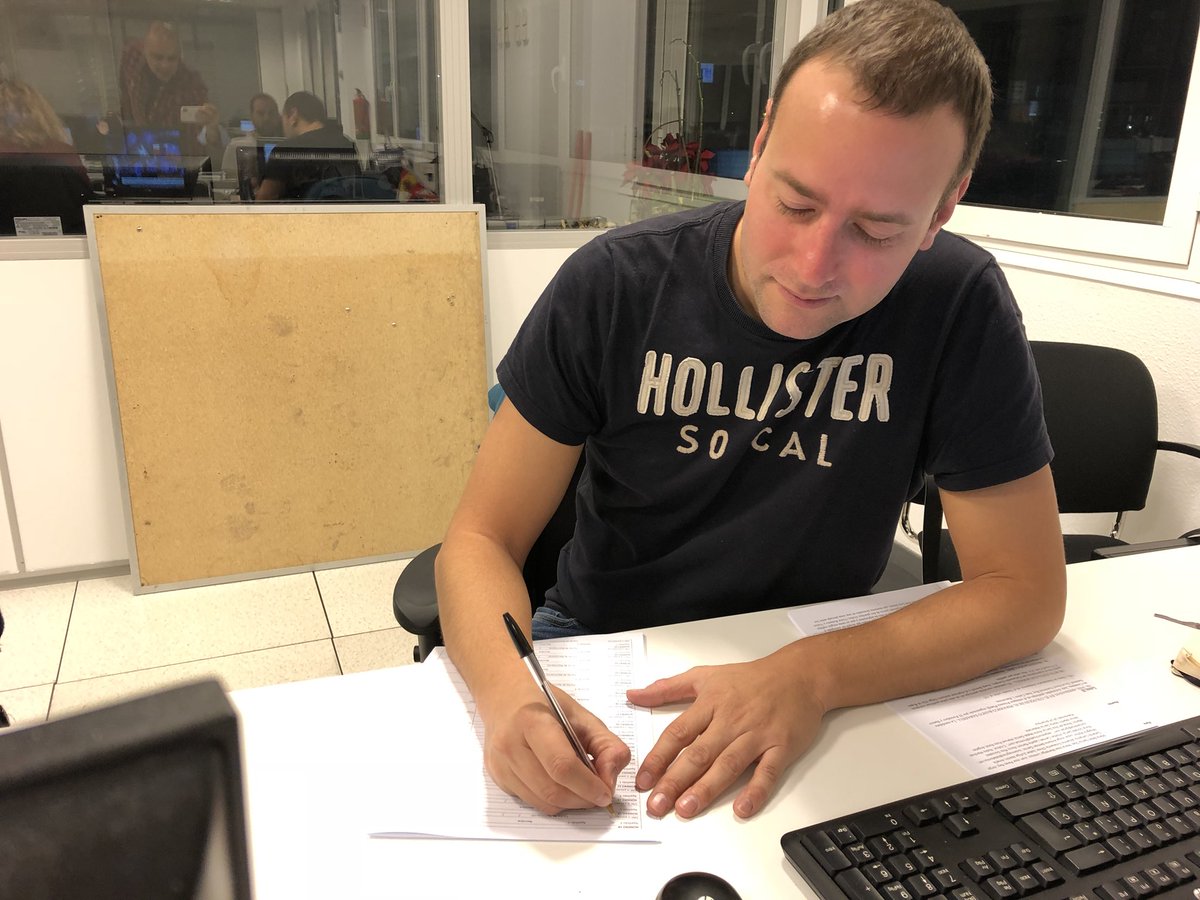 Nacho_Abad's tweet photo. A esta hora recogiendo las primeras firmas en @EspejoPublico pidiendo la #EquiparacionYa Todos mis compañeros se suman a la iniciativa de @jusapol https://t.co/FMPZrqOgPj
