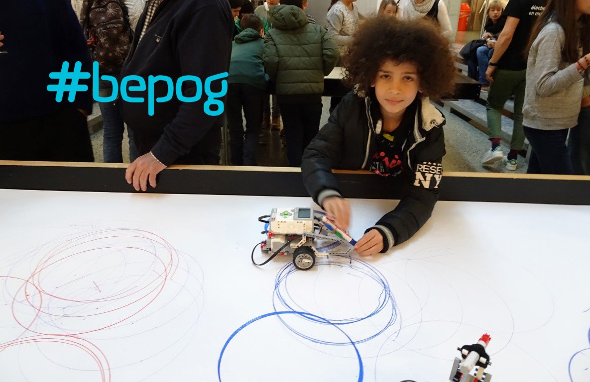 SIAMS16's tweet photo. 24 filles et 24 garçons passionnés par la technique et la robotique - Cérémonie de clôture des ateliers robotiques EPFL, CEFF Industrie Saint-Imier, #bepog - https://t.co/ekRdcIUA6g https://t.co/FZatvMxoMC