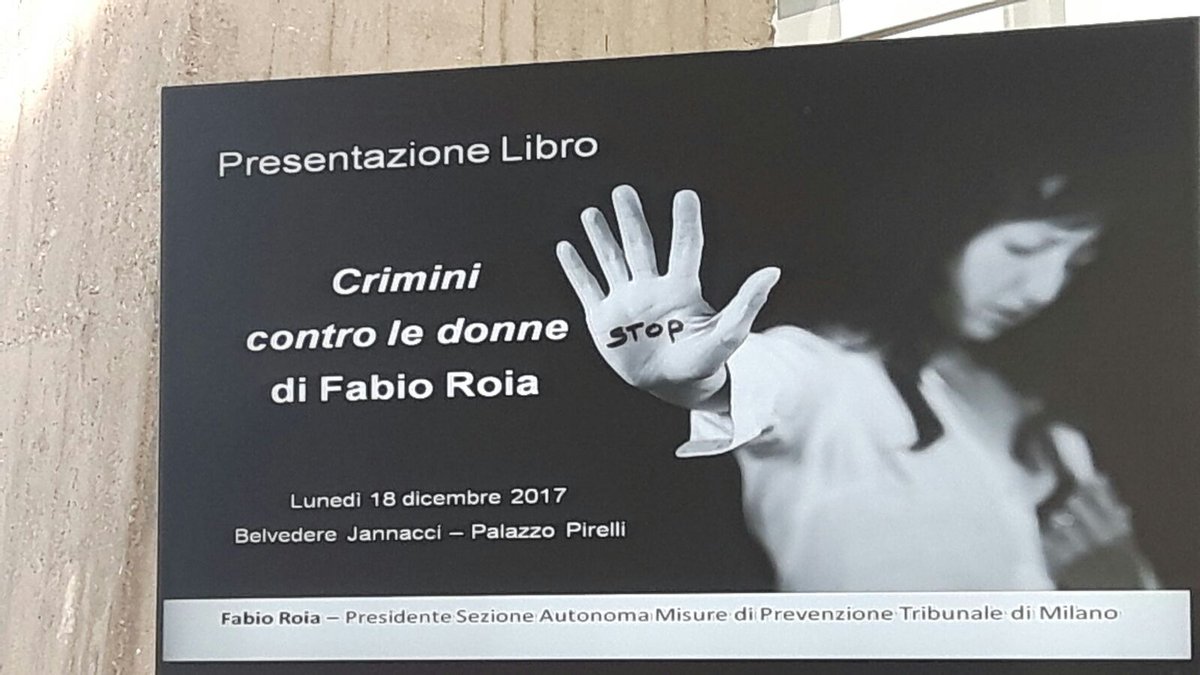 Al Belvedere Jannacci in <a href="/ConsLomb/">CR Lombardia</a> a presentare "Crimini contro le #donne" di #FabioRoia, che ha spiegato così scelta titolo libro: «Crimini è termine più forte. L'ho voluto usare perché si capisse finalmente che #violenzacontrodonne è reato. Ancora oggi non è sempre chiaro».