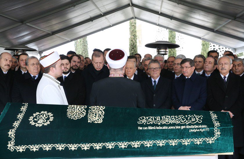 tcbestepe's tweet photo. Cumhurbaşkanı Erdoğan, Eski Başbakan Mesut Yılmaz’ın Oğlunun Cenaze Törenine Katıldı https://t.co/E6dqRinEU6 https://t.co/oJe47tbGAP
